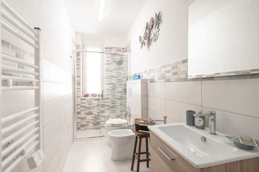 Bagno con box doccia in un appartamento Piombino Business Stay